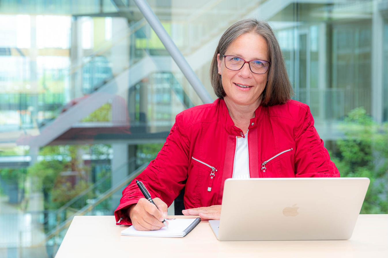 Heidrun Peschen am Arbeitsplatz